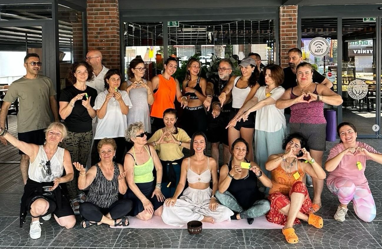 Seda Civcar ve yoga grubu birlikte
